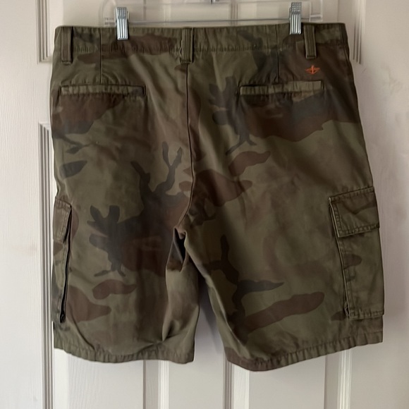 Men’s Green Camo Cargo Shorts - Picture 2 of 6